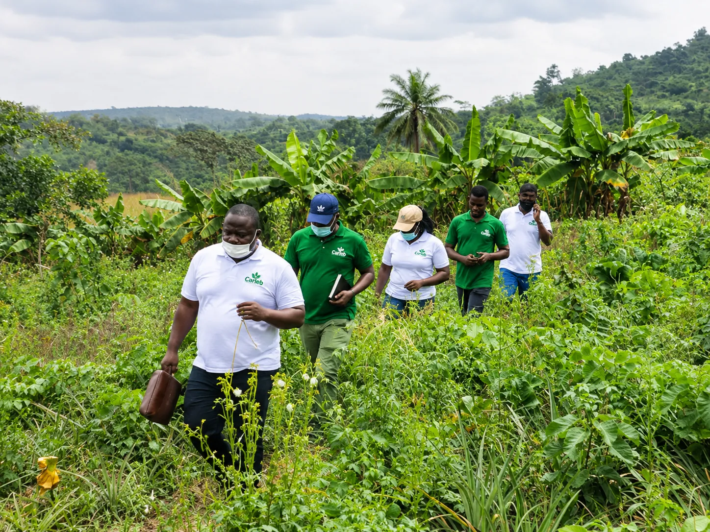 Équipe CARLEB GROUP en visite sur un terrain agricole